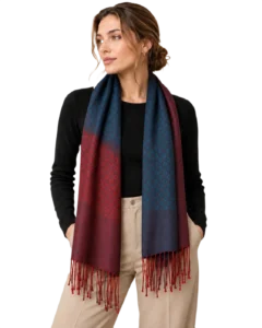 Produktfoto af model overkrop mod neutral baggrund iført sort trøje, lyse bukser og det mønstrede mørkeblå og bordeaux silketørklæde med frynser.