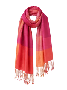 Produktfoto af pink og orange tørklæde med frynser mod sort baggrund