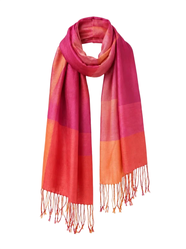 Produktfoto af pink og orange tørklæde med frynser mod sort baggrund