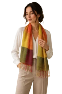 Model iført lys bluse med det orange, gule, oliven og bordeaux silketørklæde, der viser frynserne.