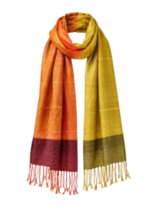 Silky silketørklæde i orange, gul, oliven og bordeaux med frynser, vist fritlagt på sort baggrund.