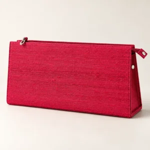 Rød clutch set forfra mod en lys baggrund, med synlig lynlås og metalknap på siden.