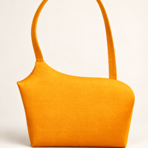 En orange taske med asymmetrisk form og en enkelt hank, fotograferet mod en lys baggrund.